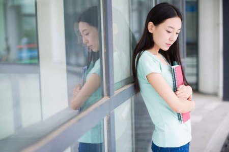 清华女孩打树